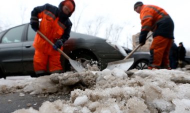 Минстрой напомнил правила уборки снега во дворах